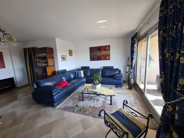 Grand T4 dans immeuble semi récent quartier Borely marseille 130
