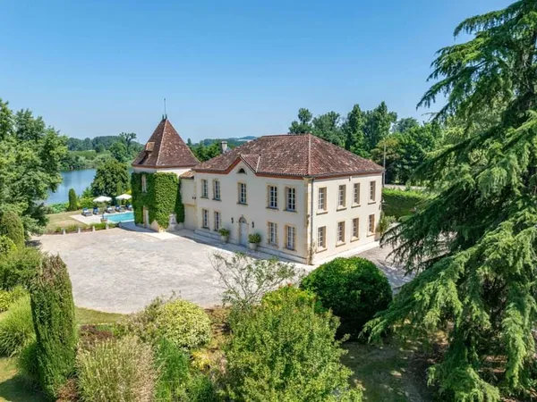 Élégante demeure en bord de rivière avec piscine et court de tennis