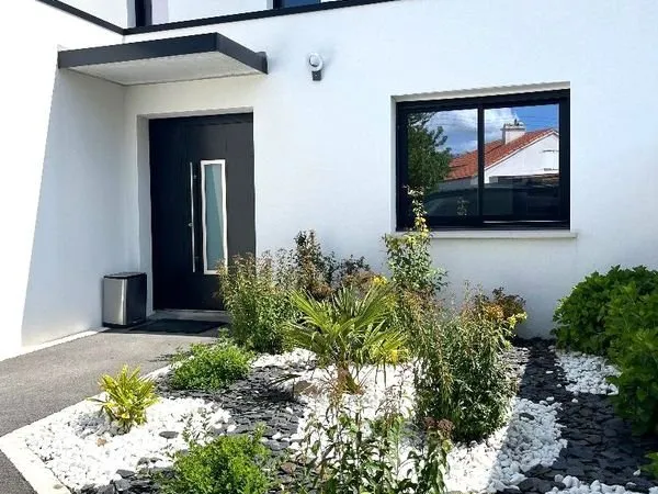 Vaste maison familiale avec garage et jardin clos
