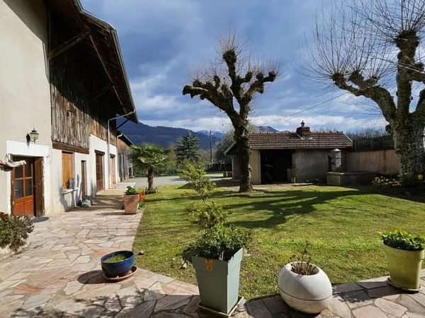 Ancien corps de ferme 8P 253 m² avec dépendances à LA BUISSIERE (38530)