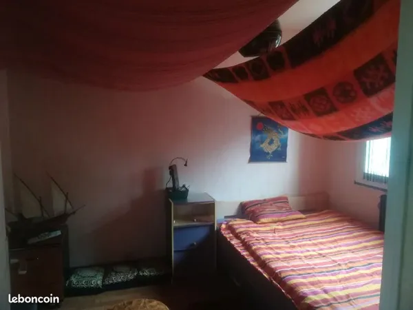 Chambre meublée