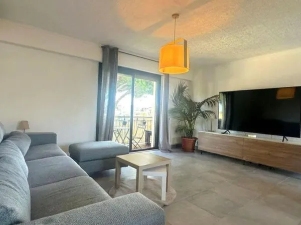 ? 2 PIÈCES TRAVERSANT - 52 m² - DERNIER ÉTAGE - CALME