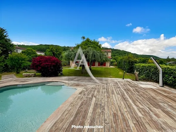 Maison de plain pied flanquée de son pigeonnier dans la belle vallée du Lot