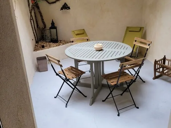 Intra muros maison avec patio et terrasse