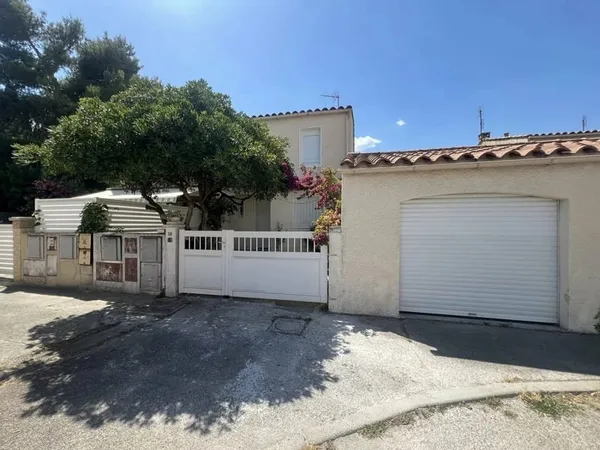 Nîmes, quartier Mas Verdier, villa jumelée d'un seul côté rénovée 75m² sur 256m², 3chs et garage