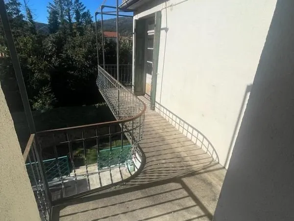 Grand appartement F6 + cave à rénover au centre d'Arles