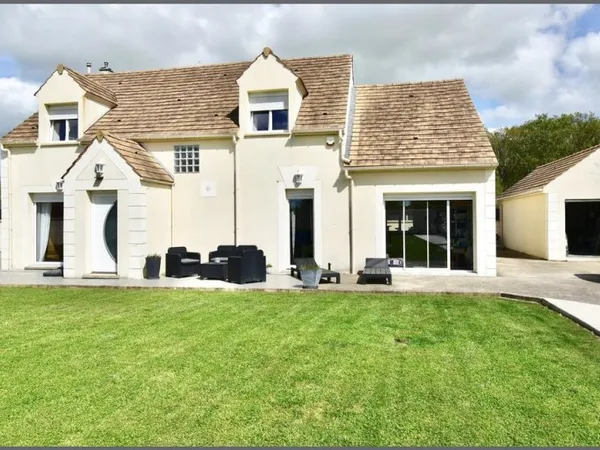 Maison contemporaine avec 5 chambres et garage proche Houdan