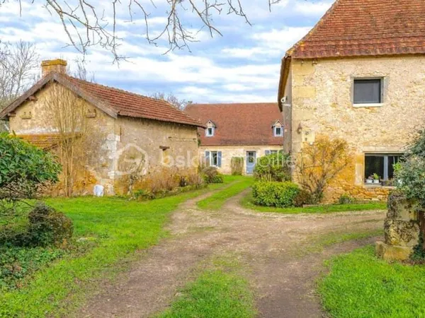 Ensemble de bâtiments en pierre composé d'une maison d'habitation, d'un gîte, d'un pool house, de de