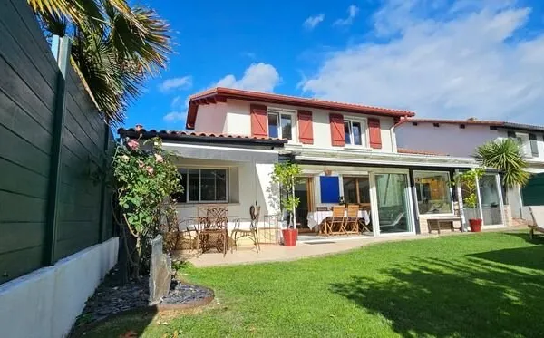 ANGLET - LUMINEUSE ET SPACIEUSE MAISON ENTOUREE DE NATURE - 125m2 environ