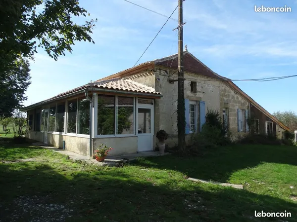 Ferme et ses dépendances avec lac
