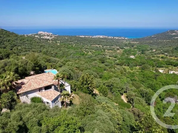 Maison 8 pièces 239 m²
