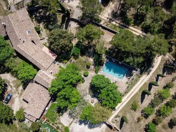 Ensemble immobilier de charme à quelques minutes de Gordes