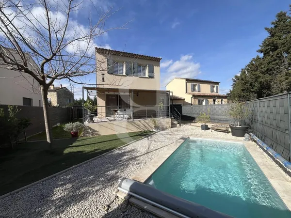 Jolie villa avec pisicne à Loriol-du-Comtat