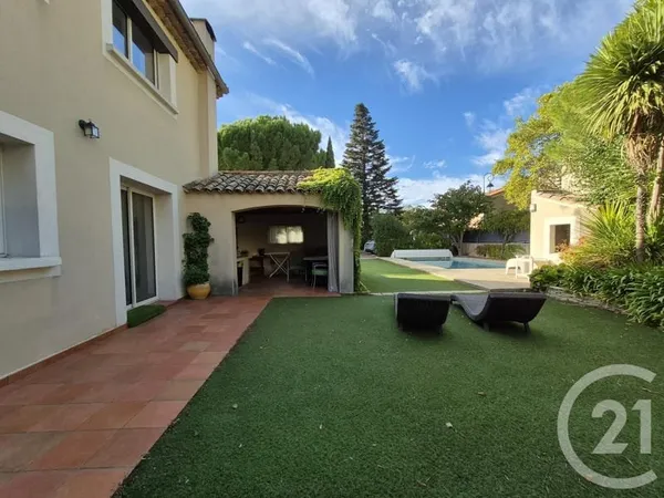 Maison 8 pièces 330 m²