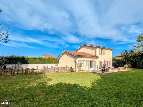 Maison familiale de 128 m² (suite parentale + trois chambres) avec jardin et piscine