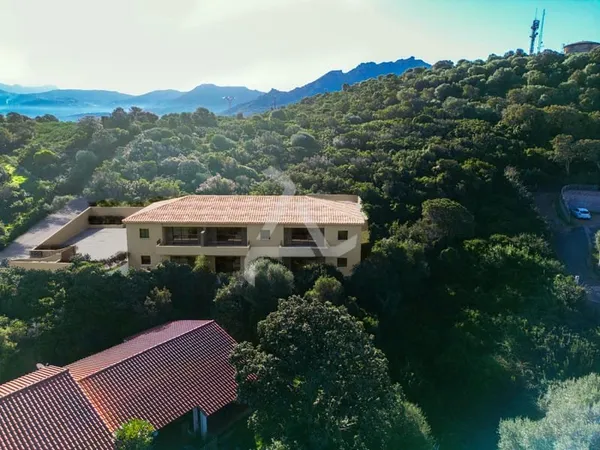 À PROPRIANO DANS RÉSIDENCE SÉCURISÉE AVEC TERRASSE VUES MER & MONTAGNES