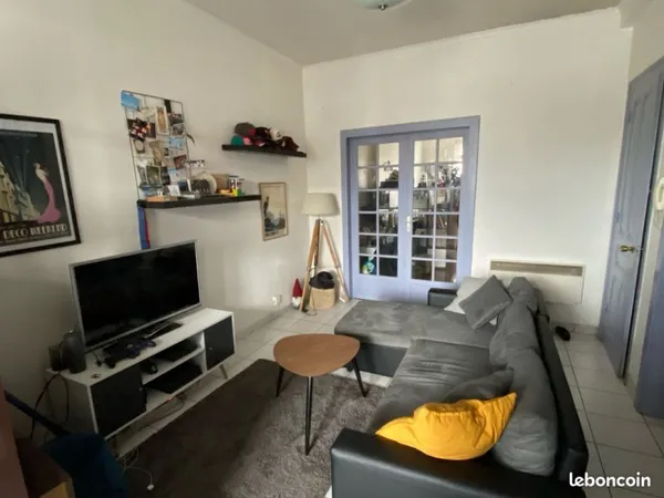 Loue T2 meublé ancien rénové 5eme étage