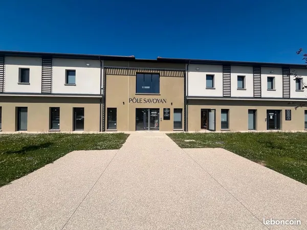 Bureau et espace de travail Location Heyrieux  18m² 510€