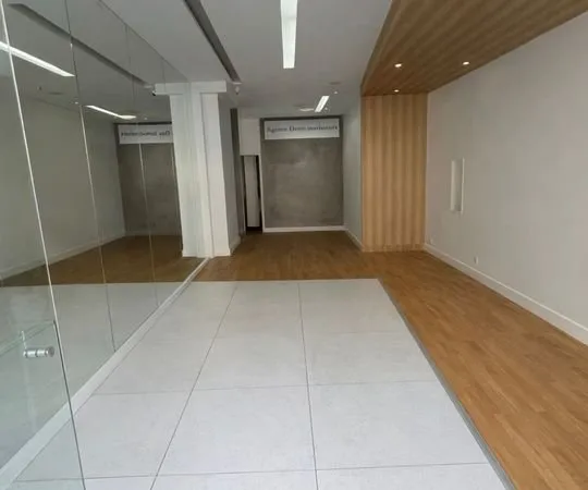 Local Commercial Jouffroy D'abbans 17 eme 56m2 Loyer 3000