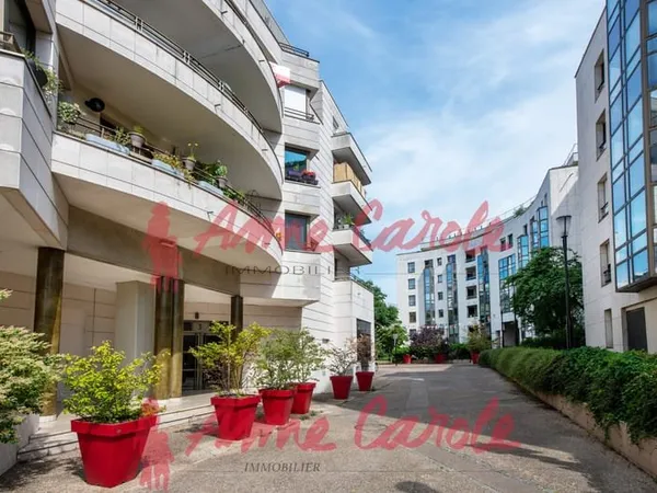 APPARTEMENT 2 PIECES 48 M2 avec balcon cave et parking 2 voi