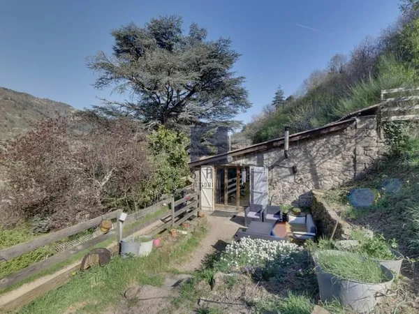 Ensemble immobilier dominant la vallée de l'Eyrieux