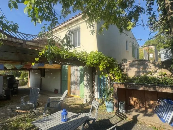 Villa T4 d'environ 90m² avec garage et gite T2 en rez-de-chaussée, terrasse bois avec vue dégagée su