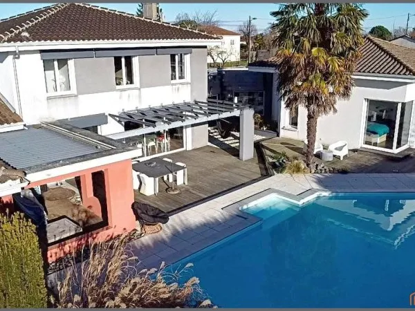 Magnifique maison rénovée et agrandie avec gout, 5 chambres, 3 sdb, terrasse, piscine et jardin clos