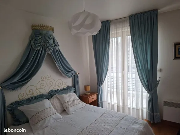 Joli grand appartement meublé, 4 pièces (90 m²) plus terrasse (13 m²)