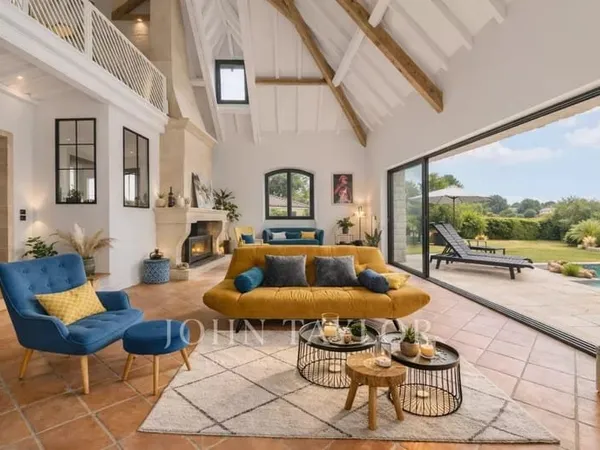 MAISON 6 CHAMBRES AVEC PISCINE