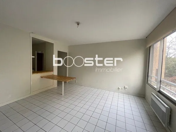 Toulouse (Rue Général Giraud) - Studio de 27 m² en rez-de-chaussée avec parking, cave et cuisine ind