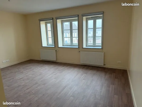 À LOUER - Logement communal rénové - Centre-bourg 825 Charges comprises