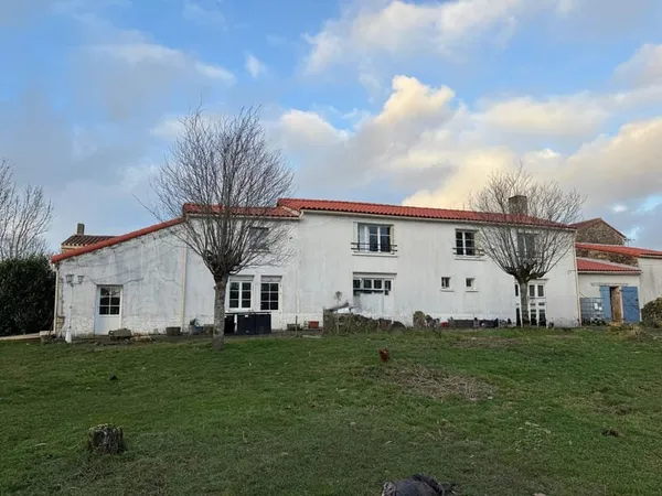 Charmante maison familiale en pierres avec dépendances et gr