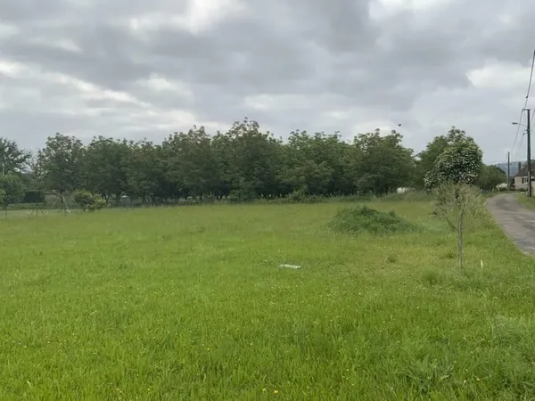 A vendre secteur Bretenoux, terrain à bâtir viabilisé, d'une superficie de 2838 m² dont 1195 m² cons