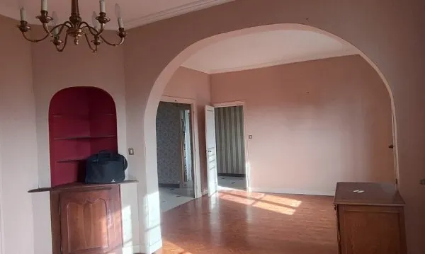 MAISON SUR 2 NIVEAUX DE 180 MÂ² COMPOSÃ‰E D'UN BEAU SÃ‰JOUR SALON ,