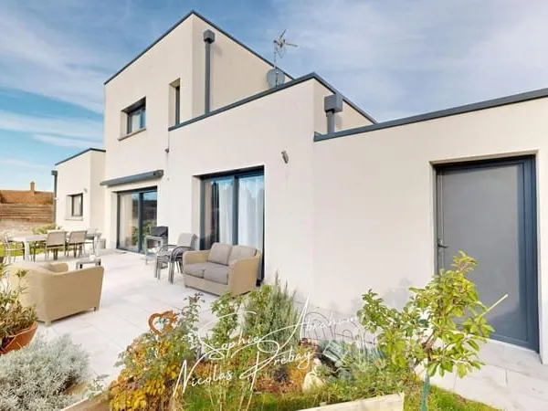 Maison contemporaine avec garage, carport et jardin clos