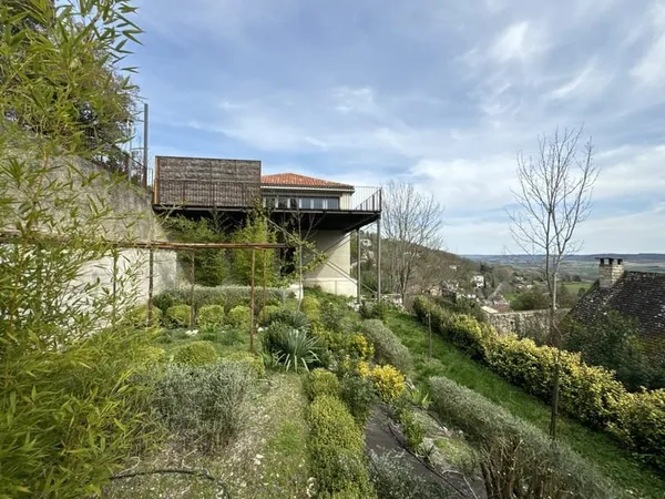 Ensemble immobilier dans l'un des plus beaux villages de France