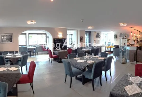 Restaurant et 5 appartements en bord de mer