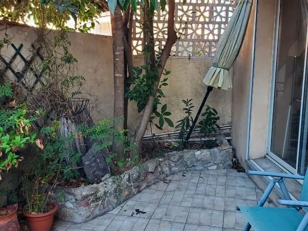 Appartement en rez-de-chaussée de chaussée ds maison de ville
