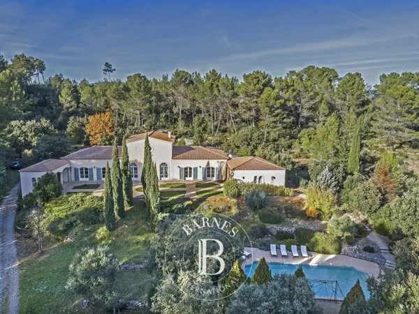 PROPRIÉTÉ ARCHITECTURALE AUX ALLURES D'UN PETIT CHÂTEAU