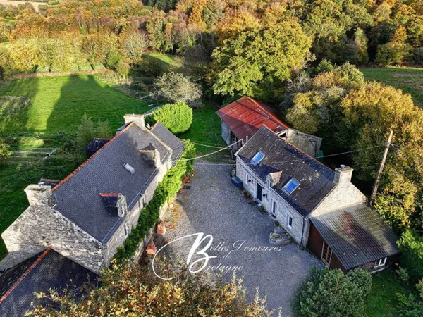 A vendre belle propriété de deux maisons avec piscine dans un c