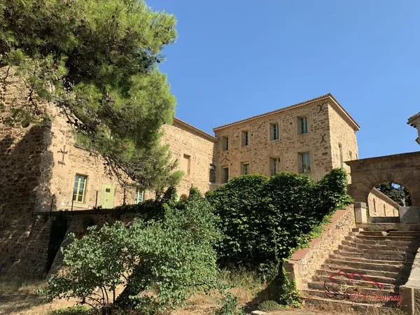 Magnifique château en Pierres du Xème siècle dans un état ir