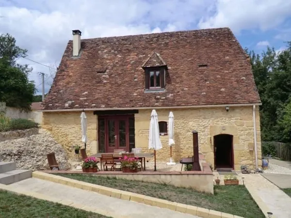 Jolies maisons en pierres avec maison d'amis et piscine sur 6500m² de terrain