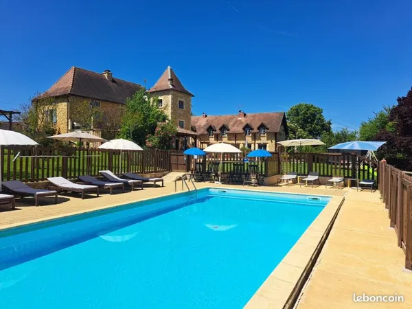Maison principale avec 4 gîtes et Piscine dans un beau jardin dans un village de campagne en Dordogn
