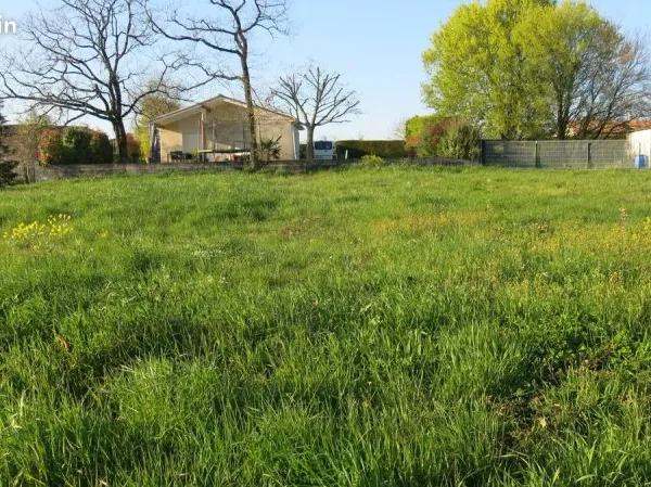 Terrain constructible 650m² à 16600 Mornac