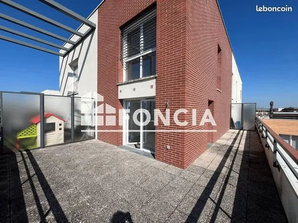 Idéalement situé, proche gare RER et commodités, beau DUPLEX 4 pièces avec grande terrasse au dernie