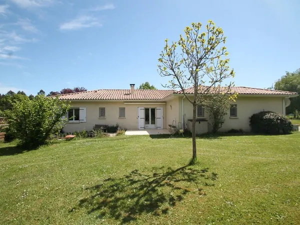 Maison à vendre 4 pièces 109m² proche de CASTELJALOUX (47) garages, terrain 9800m²