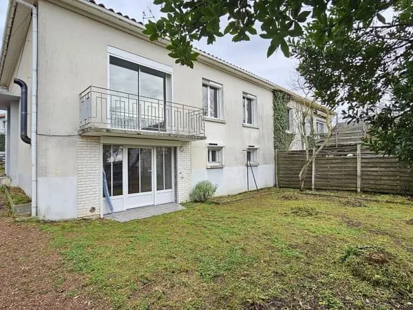 Maison sur sous-sol semi enterré NIORT quartier Rte d'Aiffres
