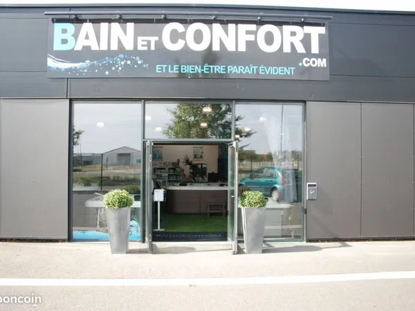 Très beau local commercial récent - 334m2 - Climatisé - RN 10