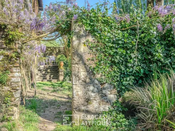 Maison de caractère avec dépendances et vaste terrain en bord de Sèvre