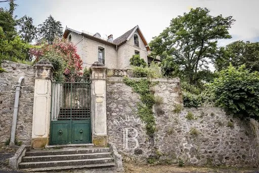 Maison 10 pièces 297 m²